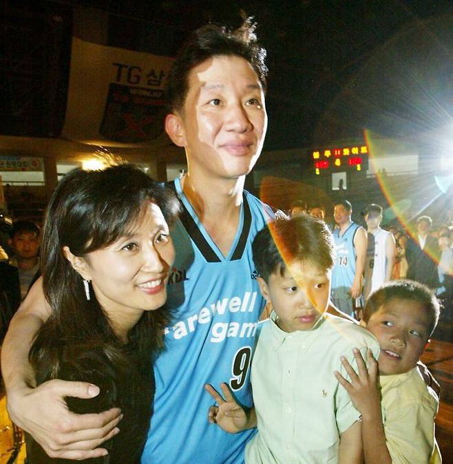 2004년 허재의 은퇴 경기에 온 아내 이미수(왼쪽에서 첫째)씨와 아들 웅(오른쪽에서 둘째), 훈(맨 오른쪽).