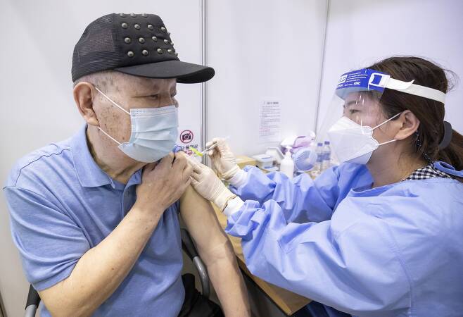 16일 오전 서울 노원구민체육센터에 마련된 백신접종센터을 찾은 시민이 백신 접종을 받고 있다. / 연합뉴스