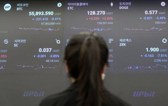 7일 오후 서울 강남구 암호화폐 거래소 업비트 라운지에 설치된 전광판에 비트코인을 비롯한 알트코인 시황을 나타내고 있다. 2021.5.7/뉴스1