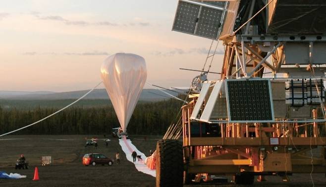 2005년 스웨덴 이스레인지우주센터에서 미국과 유럽, 캐나다 연구팀이 개발한 풍선우주망원경 블라스트(BLAST)를 띄울 준비를 하고 있다. 이와 같은 방식으로 성층권에 풍선을 띄워 미세입자를 뿌리는 지구공학 실험 스코펙스(SCoPEx)는 6월 시행 예정이었으나 국제사회의 우려로 중단됐다. 과학동아DB