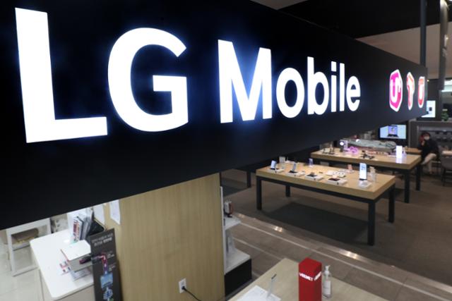 4월 5월 LG전자가 누적영업 적자만 5조 원에 달하는 스마트폰 사업의 철수를 확정 발표했다. LG전자는 이날 서울 여의도 본사에서 이사회를 열고 7월 31일부로 MC사업부문(휴대폰 사업) 생산 및 판매를 종료하는 내용을 확정했다고 밝혔다. 뉴스1