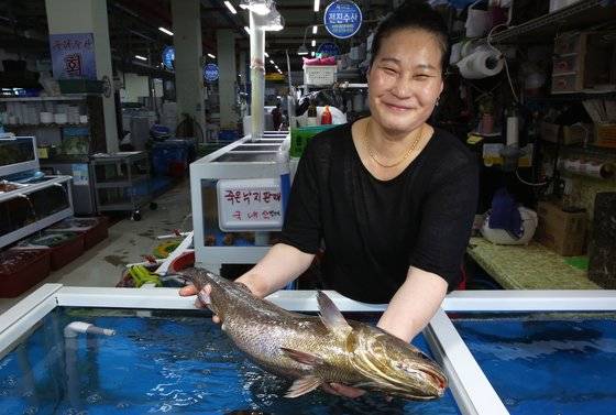 목포ㆍ신안수협 중매인 김혜경씨가 6㎏쯤 되는 민어를 꺼내 보이고 있다. 손민호 기자