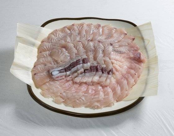 거문도에서 맛 본 삼치회. 삼치는 살이 물러서 회를 큼직하게 썰어야 한다. 손민호 기자