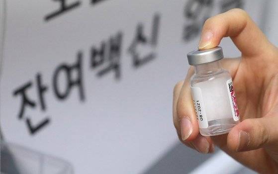 서울 강남구의 한 병원에서 관계자가 AZ백신 빈 병을 들고 있다. 뉴스1