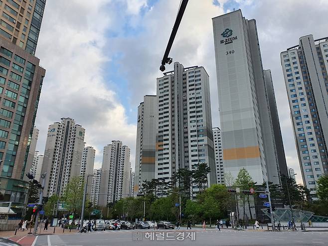 상호간의 필요와 배려로 이루어지던 이사시기 조정이 점점 힘든 일이 되어가고 있다. 온라인 커뮤니티에서는 편의를 봐주지 말고 정확하게 만기날 세입자를 내보내라는 조언이 이어진다. 사진은 송파구 아파트 단지 전경.(기사 내용과 직접적 연관 없음)[헤럴드경제DB]