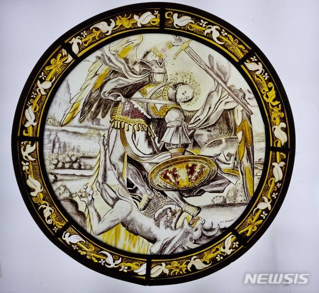 [서울=뉴시스] 미카엘 대천사, 정순오 작, 원형, 실버스테인, 2021, 지름 450㎜. (사진=루크글라스 제공) 2021.06.18.