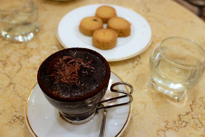 우유 대신 커피에 다크 초콜릿을 녹여서 올려주고 그 위에 초콜릿을 갈아올린 '마로키노', 메디치미디어 제공
