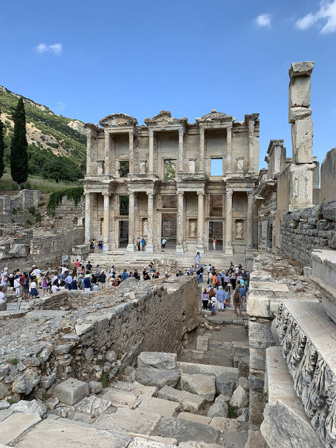 에페소 셀수스도서관. 에페소를 대표하는 유적. 로마 시기에 건설된 건물은 이오니아식과 고린도 양식이 높은 2층으로 세워져 웅장한 규모가 주는 위압감이 고스란히 느껴진다.