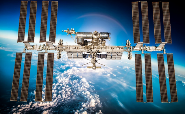 지상 400km 상공에서 매일 지구를 16회가량 도는 ISS.