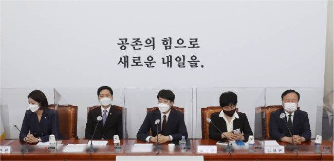 이준석 국민의힘 대표(가운데)가 6월 14일 서울 여의도 국회에서 열린 최고위원회의에서 모두발언을 하고 있다. [뉴스1]