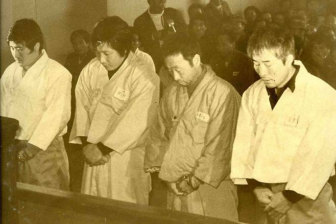 1975년 12월4일 여수 밀수 사건으로 재판을 받고 있는 허봉용(맨 오른쪽)과 관련 피고인들. ⓒ연합뉴스