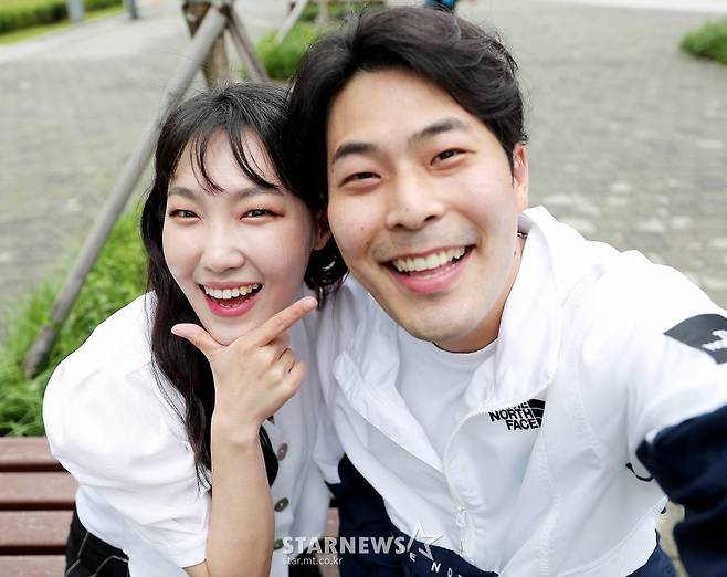 tvN '코미디빅리그' 코너 '포토그래퍼 삘충만'의 이은지(사진 왼쪽), 김해준./사진=김창현 기자 chmt@