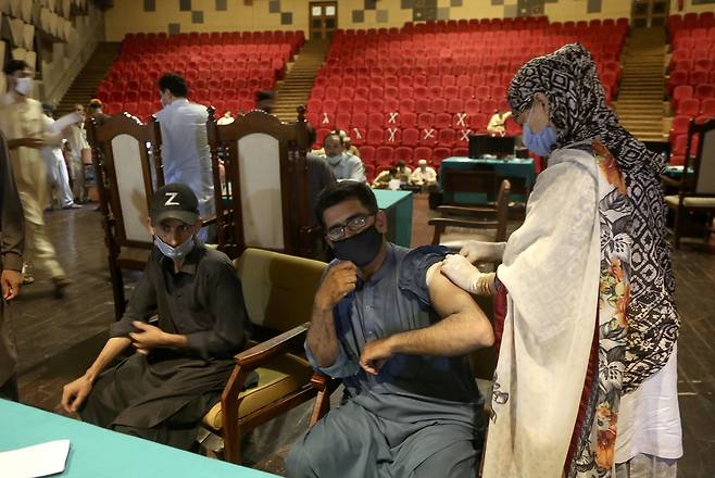 코로나19 백신 접종하는 파키스탄 페샤와르 주 공무원들 (AP=연합뉴스)