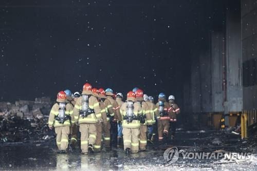 쿠팡 덕평물류센터 내부로 진입하는 관계자들 (이천=연합뉴스) 홍기원 기자 = 19일 오전 경기도 이천시 마장면 쿠팡 덕평물류센터 화재 현장에서 경기도 안전 특별점검관, 국토교통부 건축구조기술사, 국토안전관리원 주무관 등 전문가들이 소방관과 함께 건물 구조 안전진단을 위해 내부로 들어가고 있다. 2021.6.19