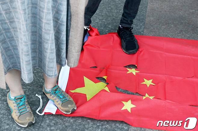홍콩 시위대가 중국 오성홍기를 짓밟고 있다.(본문과 관련없음) 2020.10.25 © AFP=뉴스1
