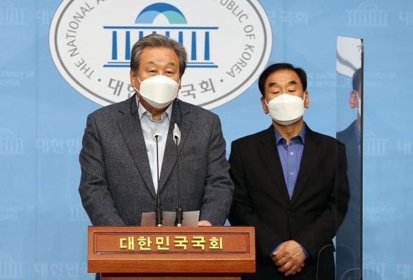 김무성(왼쪽), 이재오 전 의원이 지난 3월 14일 국회 소통관에서 야권 서울시장 후보의 단일화를 촉구하고 있다. /연합뉴스