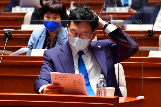 송영길 민주당 대표가 지난 18일 국회에서 열린 정책의원총회에 참석해 자료를 보고 있다. 연합뉴스