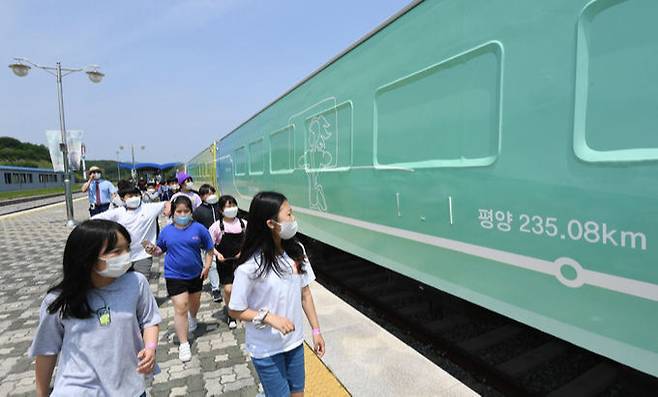 학생들이 평화열차 체험장으로 이동하며 평화통일열차(PTX)에 래핑된 그림들을 감상하고 있다.