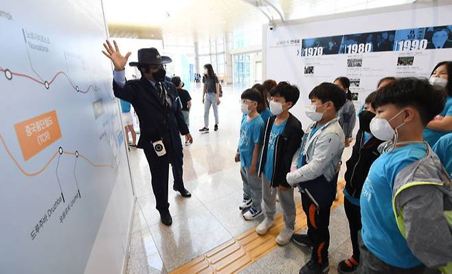 학생들이 유라시아 열차에 대한 설명을 듣고 있다.