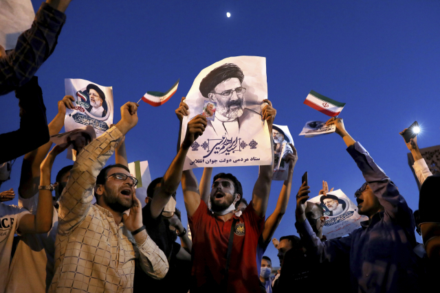 19일(현지 시간) 이란 대통령선거에서 세예드 아브라힘 라이시 후보가 당선을 확정짓자 그의 지지자들이 수도 테헤란에서 환호하고 있다./AP연합뉴스