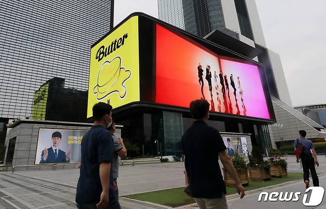 15일 서울 강남구 코엑스 앞 초대형 전광판에 방탄소년단(BTS)의 '버터(Butter)' 뮤직비디오가 나오고 있다. 빌보드는 14일 BTS의 버터가 메인 싱글차트 '핫100'에서 1위를 기록해 3주연속 1위를 차지했다고 밝혔다. BTS곡의 빌보드 싱글 차트 3주 연속 1위는 신기록으로 이로써 BTS의 '핫100' 1위 기록은 통산 8회로 늘어났다. 2021.6.15/뉴스1 © News1 박세연 기자