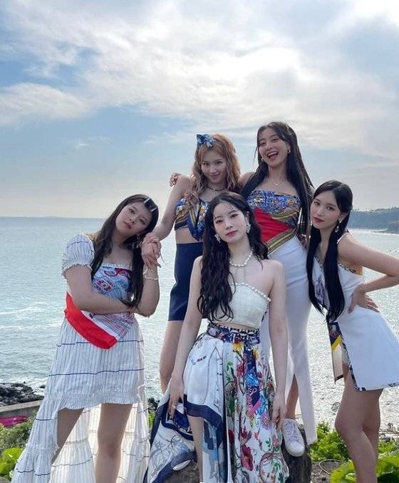 TWICE JEONGYEON Jihyo Summer Queen s Refreshing Beauty