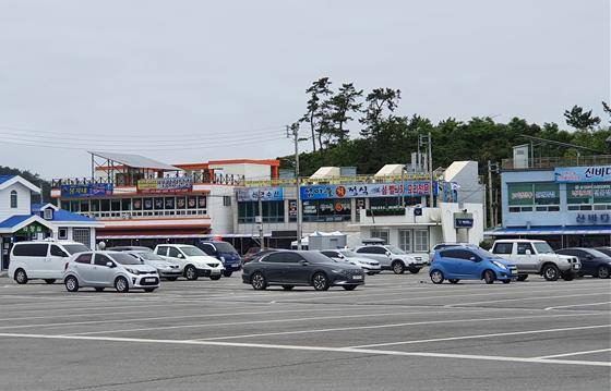점심시간에 송공항 주차장에 많은 차량이 주차되어 있다[사진=대성수기자]