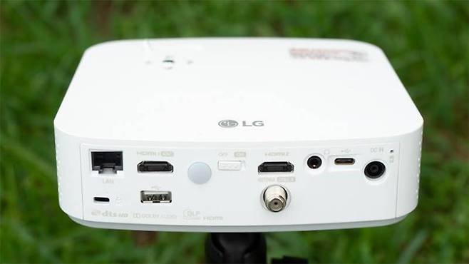 PF50KA의 외부입력 인터페이스, 좌측부터 랜포트, HDMI, USB, 전원, HDMI, 케이블TV, 3.5mm 오디오, USB-C형 단자, 전원 단자, 전원 LED로 구성돼있다. 출처=IT동아