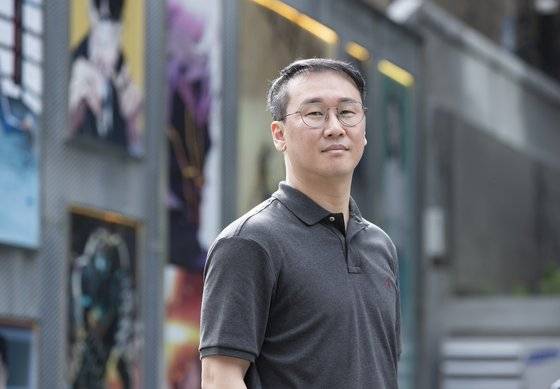 신작 ‘야만의 시대’와 ‘사람의 조각’을 내놓은 웹툰 작가 신의철씨. 권혁재 사진전문기자