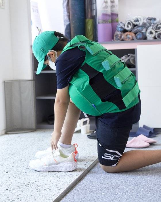 운동화 끈을 묶기 위해 몸을 굽힌 한현 학생기자. 발에 손이 닿지 않을뿐더러 무거운 몸 때문에 무게중심을 잡기 쉽지 않다.