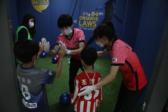 미취학 아동 대상 축구 놀이 프로젝트 'Dream KFA Child-Run' 행사의 첫 주 세션이 성황리에 마무리됐다. 참가자들과 함께 한 지소연(왼쪽 두 번째)과 장슬기(맨 오른쪽). [사진 올리브크리에이티브]
