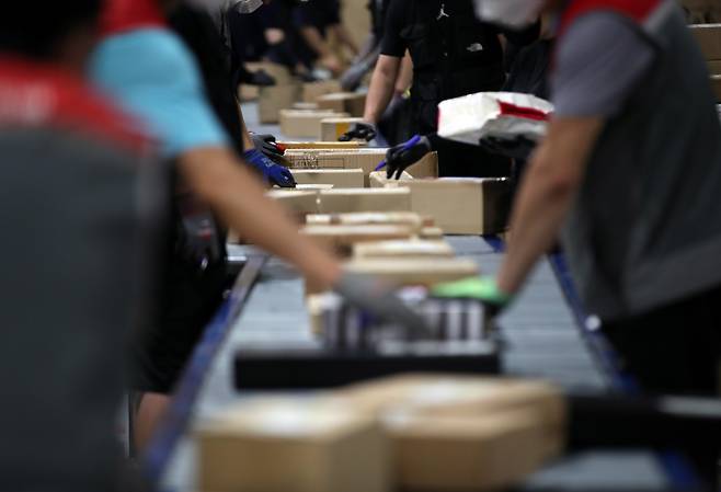 Photo taken Friday shows the inside of a distribution center in Songpa, southern Seoul. (Yonhap)