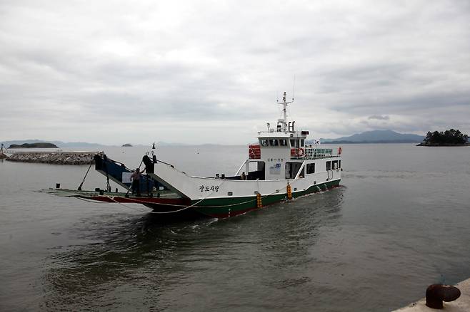 보성 벌교 상진항과 장도 신경선착장을 물때에 맞춰 하루 2차례 운항하는 장도 사랑호/홍기철기자