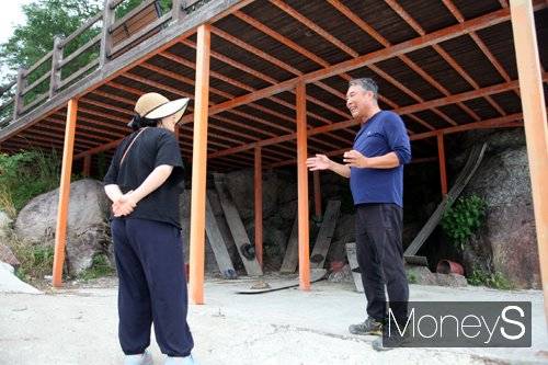 섬 탐방에 동행한 박형욱 가고 싶은 섬 추진위원장이 장도에 대해 설명하고 있다./홍기철기자