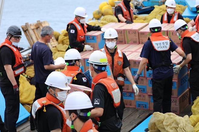 목포해경이 어획물 운반선으로 위장한 배안에서 찾아 낸 국산 상표 및 외국산 담배 총 1063박스.
