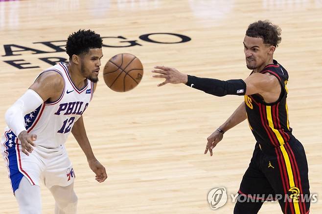 패스하는 트레이 영 [Bill Streicher-USA TODAY Sports/로이터=연합뉴스]