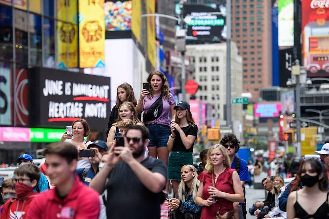 미국 뉴욕주 타임스퀘어에 모여 있는 시민들(사진=AFP)
