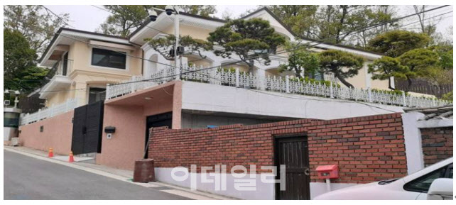 공매 진행중인 박 전 대통령 자택 전경(사진=지지옥션)
