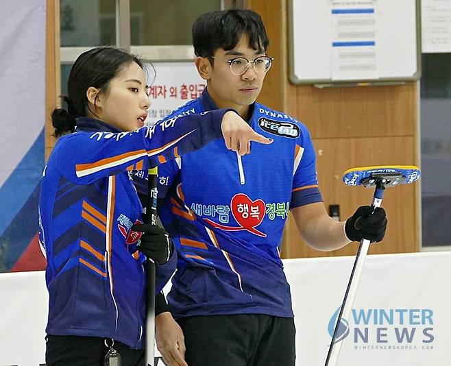 송유진은 전재익과 함께 원하는 목표를 이루지 못하고 이적을 하게 돼서 많이 섭섭했다고 밝혔다. 사진은 경북체육회 믹스더블 B팀 송유진, 전재익이 2019~2020 코리아컬링리그에 출전한 모습. [의정부=임형식 선임기자]