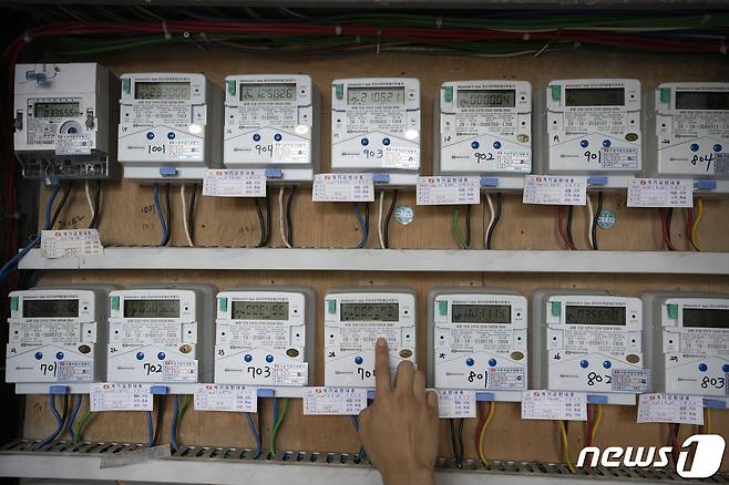 21일 서울의 한 다세대 주택에 설치된 전기계량기에 숫자가 표시되고 있다. 2021.6.21/뉴스1 © News1 이승배 기자