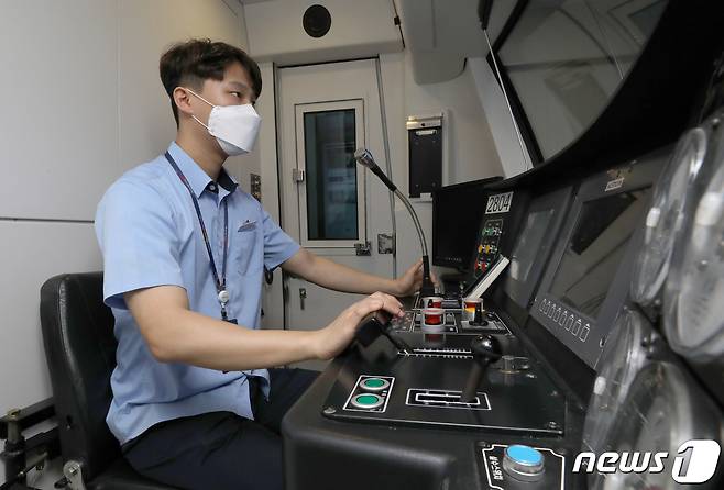 공항철도 이동윤(28) 기관사가 열차를 운행하고 있다. © 뉴스1