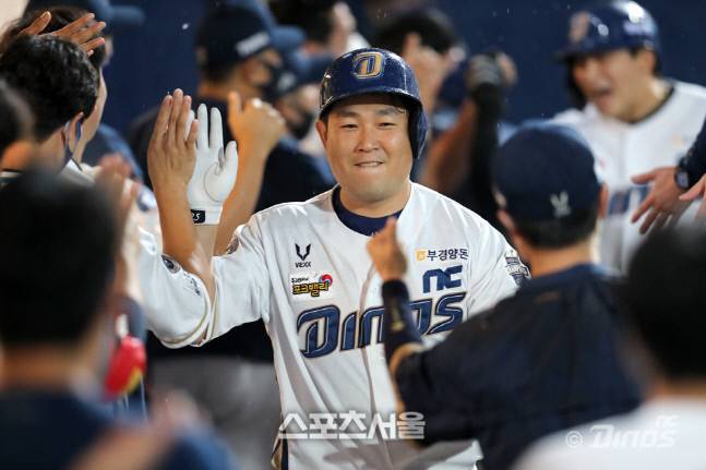 양의지가 홈런을 때리고 난 뒤 동료들의 환호를 받으면서 더그 아웃으로 들어서고 있는 모습[NC제공]