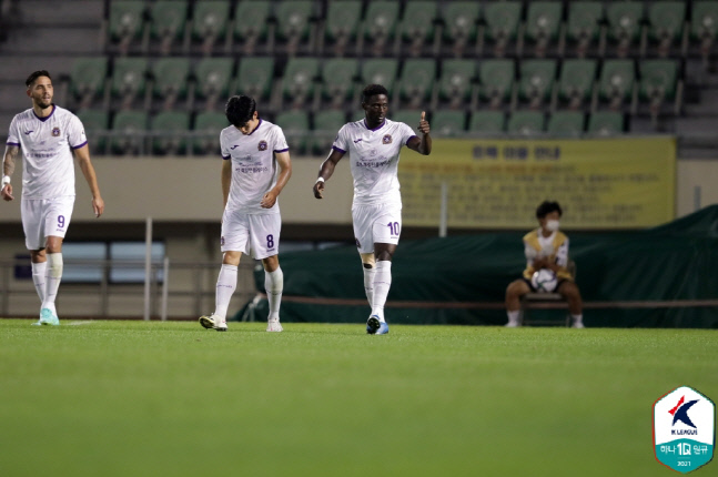 20일 부산전에서 결승골을 넣은 아코스티(오른쪽에서 첫 번째). 제공 | 한국프로축구연맹