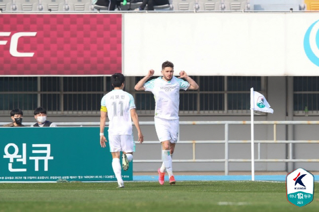 성남 공격수 부쉬가 지난 3월 수원FC전에서 득점 후 세리머니를 하고 있다. 제공 | 한국프로축구연맹