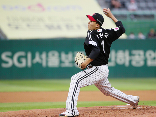 LG 선발투수 임찬규가 22일 문학 SSG전에서 공을 던지고 있다. 인천 | 연합뉴스