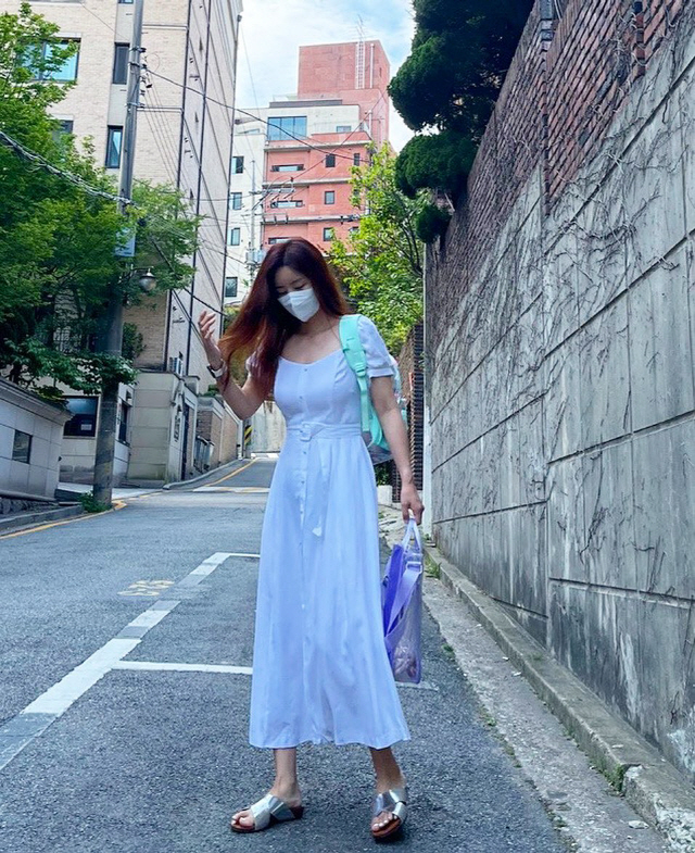 Actor Park Sol-mi showed off his extraordinary homecoming look.On the 22nd, Park Sol-mi posted several photos on his Instagram with an article entitled # I will start with a child!Park Sol-mi in the photo completed a unique lighthouse look wearing a pure white One Piece.In particular, Park Sol-mi is 170cm 50kg in profile. He boasts slim legs and has attracted attention by digesting his daughters bag.Netizens responded I am now looking forward to the look of the same place, It seems to be the most beautiful of kindergarten mothers and It is a real goddess.Meanwhile, Park Sol-mi has two daughters, Seo-il, and Seo-ha, in 2013 with Actor Han Jae-suk and marriage.