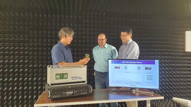 삼성전자의 삼성리서치 아메리카(SRA) 실험실에서 삼성전자 연구원들이 140 GHz 통신 시스템을 시연하고 있다.ⓒ삼성전자
