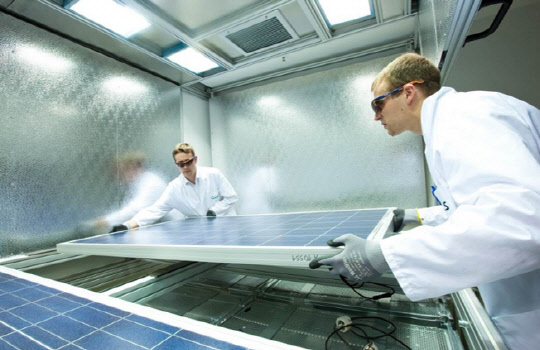 한화큐셀 독일 기술혁신센터에서 연구원이 태양광 모듈 품질 테스트를 진행하고 있다. <한화큐셀 제공>