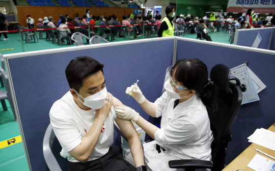 22일 오후 광주 북구 백신 접종센터에서 30세 미만 사회필수인력 대상자들이 화이자 백신을 접종받고 있다. 연합뉴스