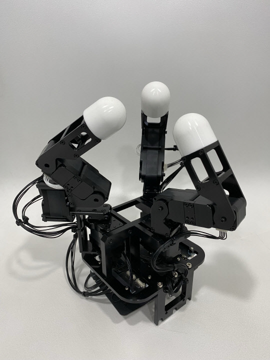 배지훈 박사와 원익로보틱스가 공동 개발한 '산업용 로봇핸드' 시제품. 다양한 형태의 물체를 잡거나 조립할 수 있다. 생기원 제공